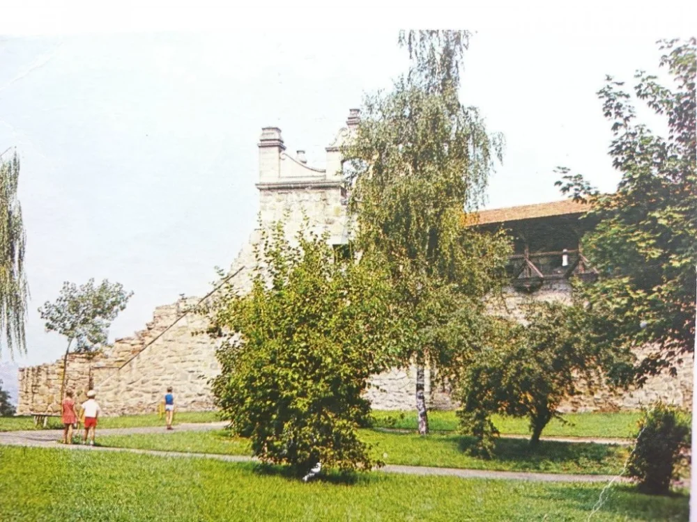 Popularny NOWY SĄCZ. FRAGMENT ZAMKU Z XIV w. FOT. KACZYŃSKI
