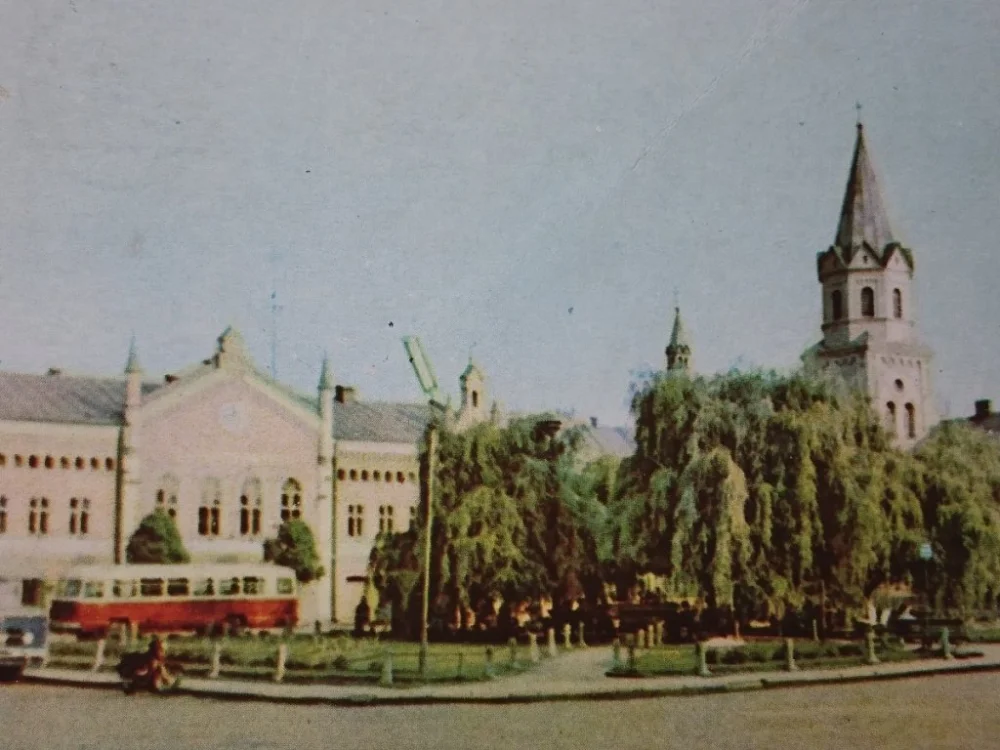 SANOK. RYNEK, Z LEWEJ SIEDZIBA... FOT. KACZYŃSKI Oferta limitowana