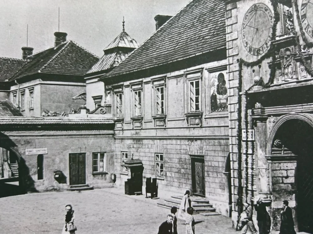 Dodaj do koszyka CZĘSTOCHOWA - DZIEDZINIEC KLASZTORU FOT OSUCHOWSKI