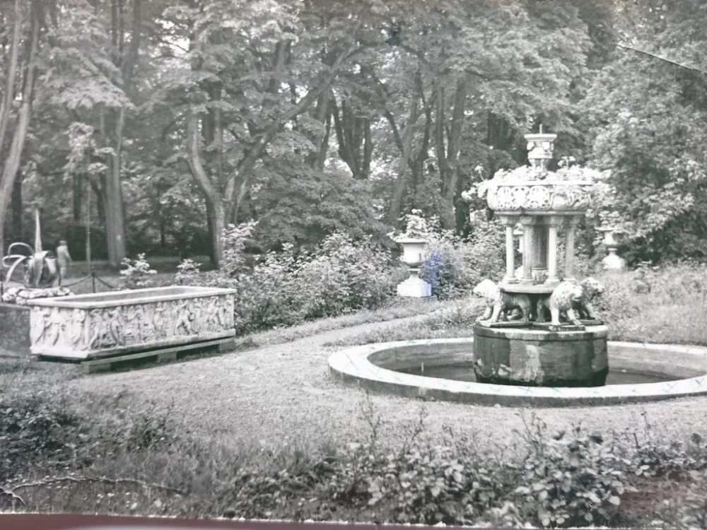 ŁAŃCUT. PARK ZAMKOWY. FONTANNA... FOT. L. ŚWIĘCKI Ograniczona ilość