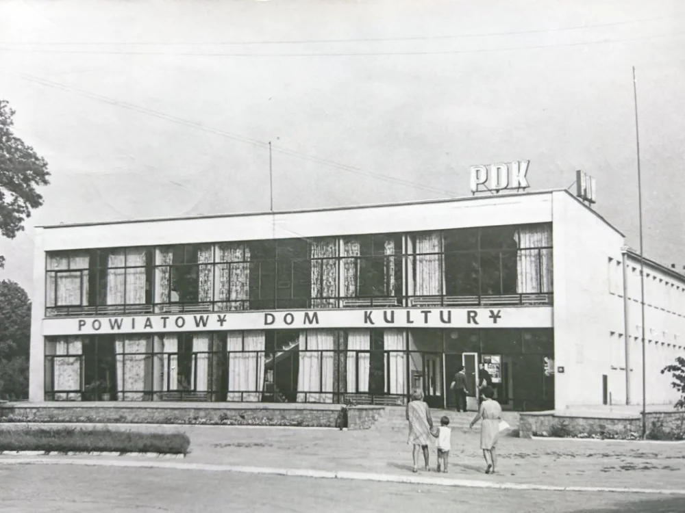 Taniej WŁOSZCZOWA. POWIATOWY DOM KULTURY FOT. J. SIUDECKI