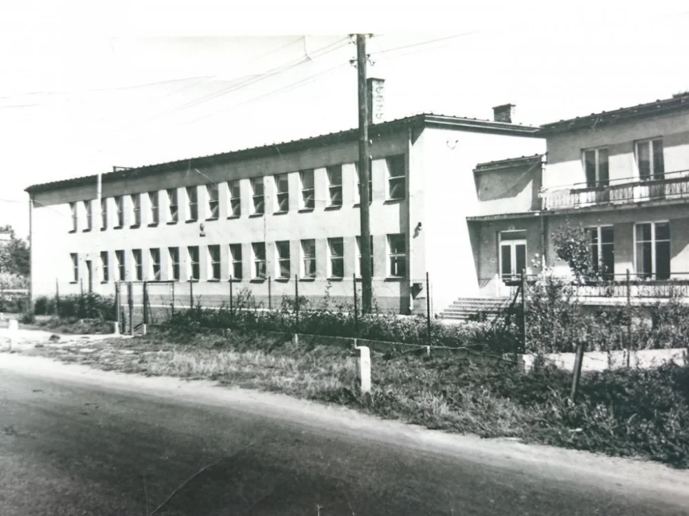 WIELKA WIEŚ K. WOJNICZA. SZKOŁA... FOT. ARCZYŃSKI Łatwy zwrot
