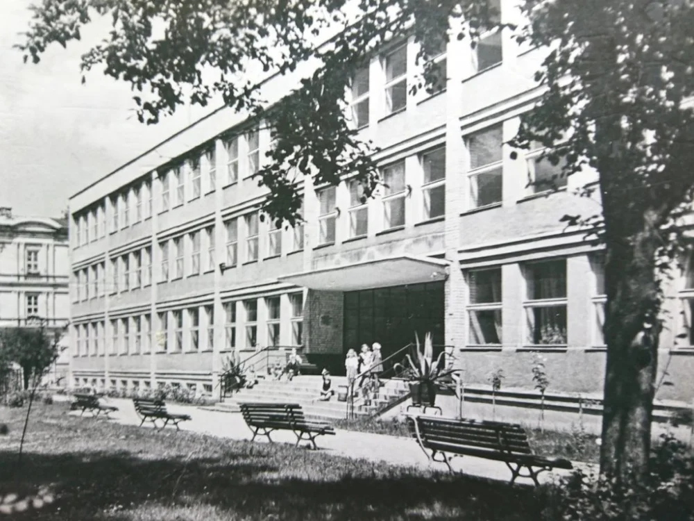 TARNÓW. SZKOŁA. POMNIK TYSIĄCLECIA FOT HERMANOWICZ Wysoka jakość