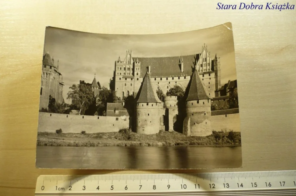 MALBORK. BRAMA MOSTOWA NA TLE ZAMKU POKRZYŻACKIEGO Łatwy zwrot