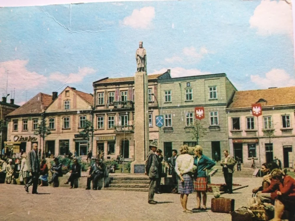 BOCHNIA. FRAGMENT RYNKU - POMNIK... FOT. STELMACH Premium