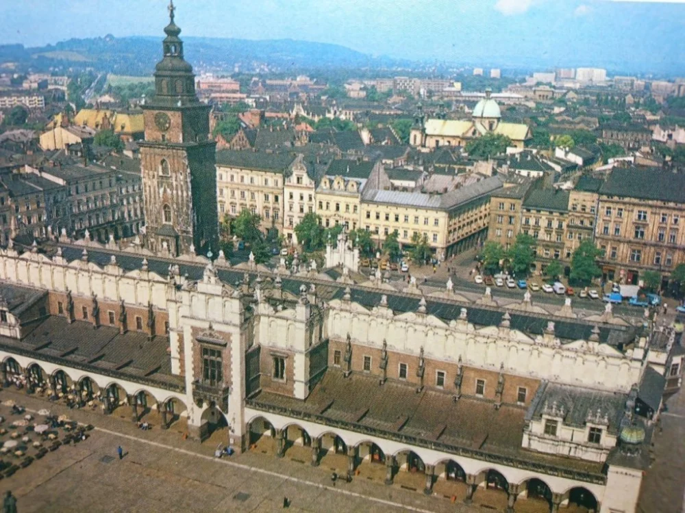 KRAKÓW. RYNEK GŁÓWNY - SUKIENNICE FOT. JABŁOŃSKA Bestseller